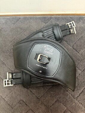 Kent & Masters - Anatomical Leather Jumping Girth - Black - 48"